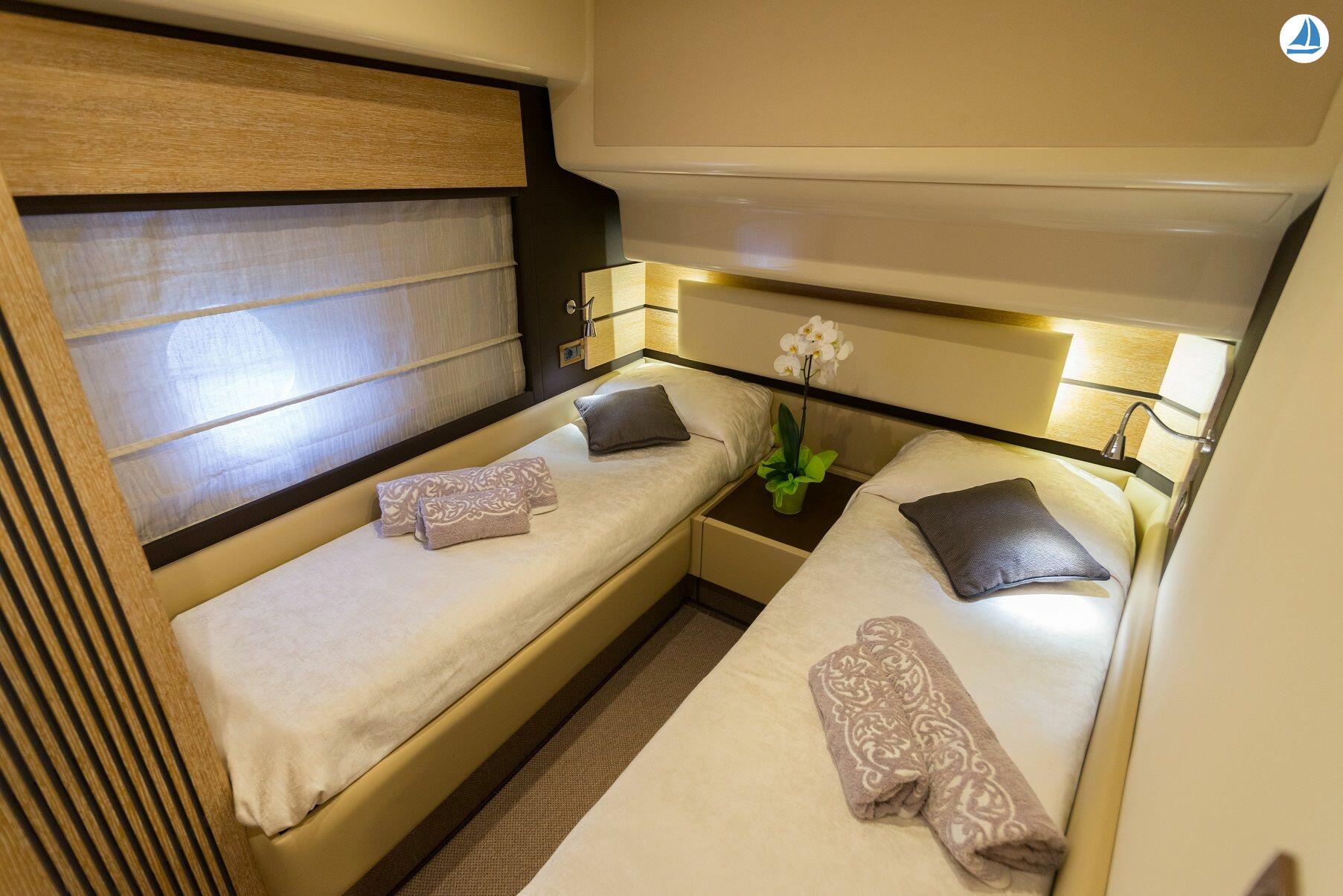 foto Azimut 60 22
